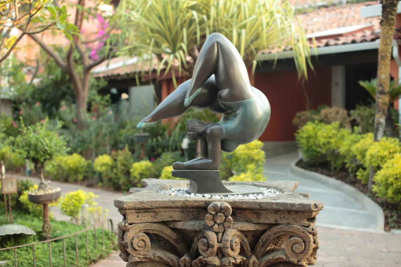 Hosteria Las Quintas Hotel Restaurante Bar Cuernavaca Luaran gambar Sculpture of a contortionist