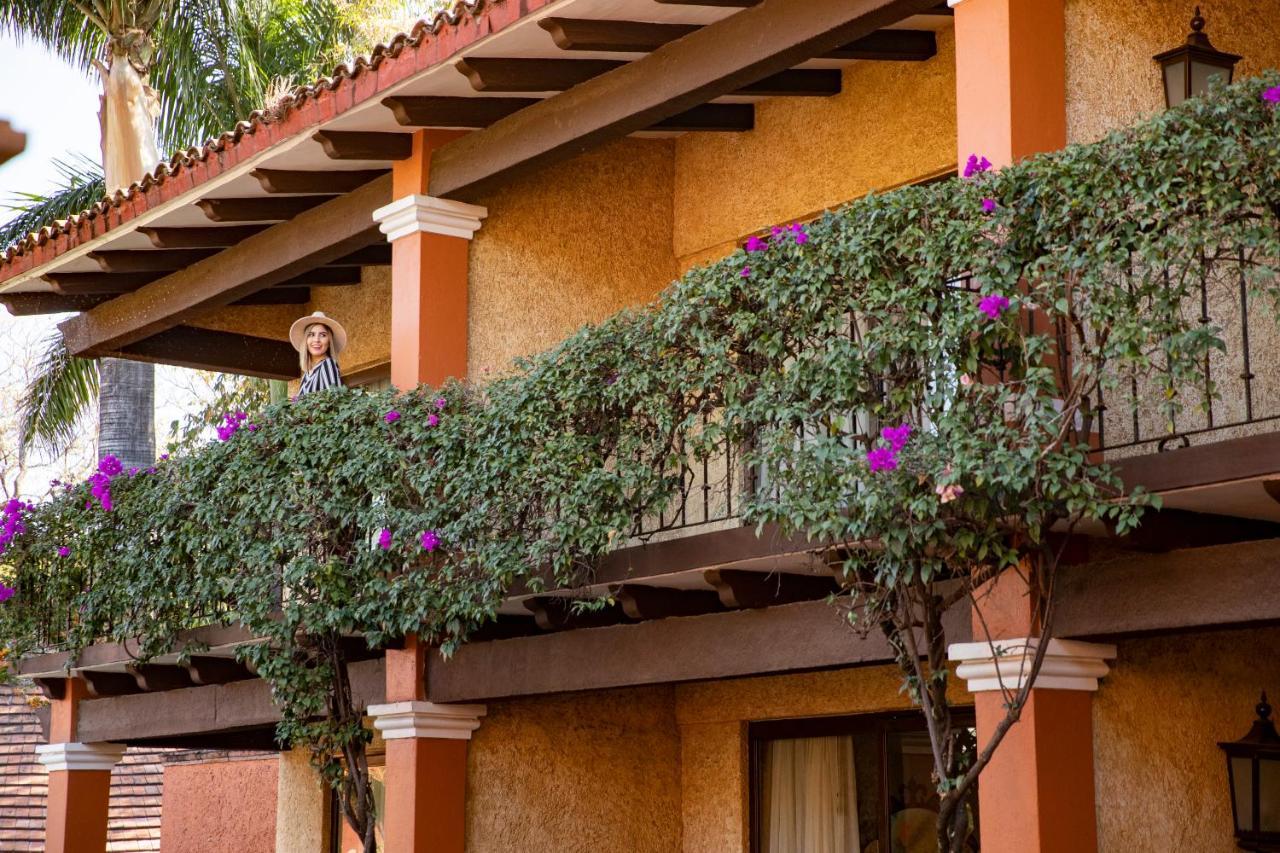 Hosteria Las Quintas Hotel Restaurante Bar Cuernavaca Luaran gambar A bougainvillea hedge