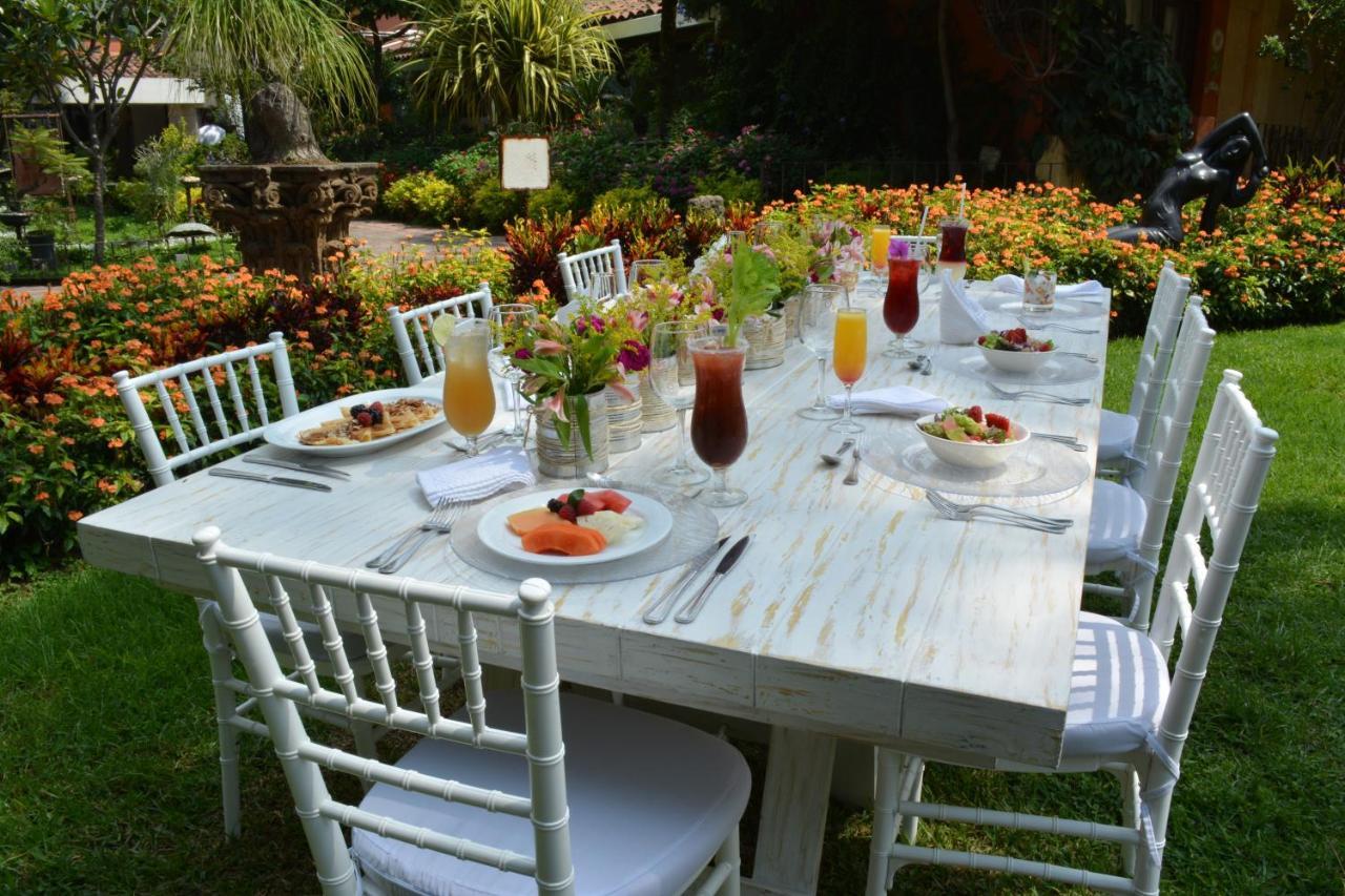 Hosteria Las Quintas Hotel Restaurante Bar Cuernavaca Luaran gambar Chivary chairs
